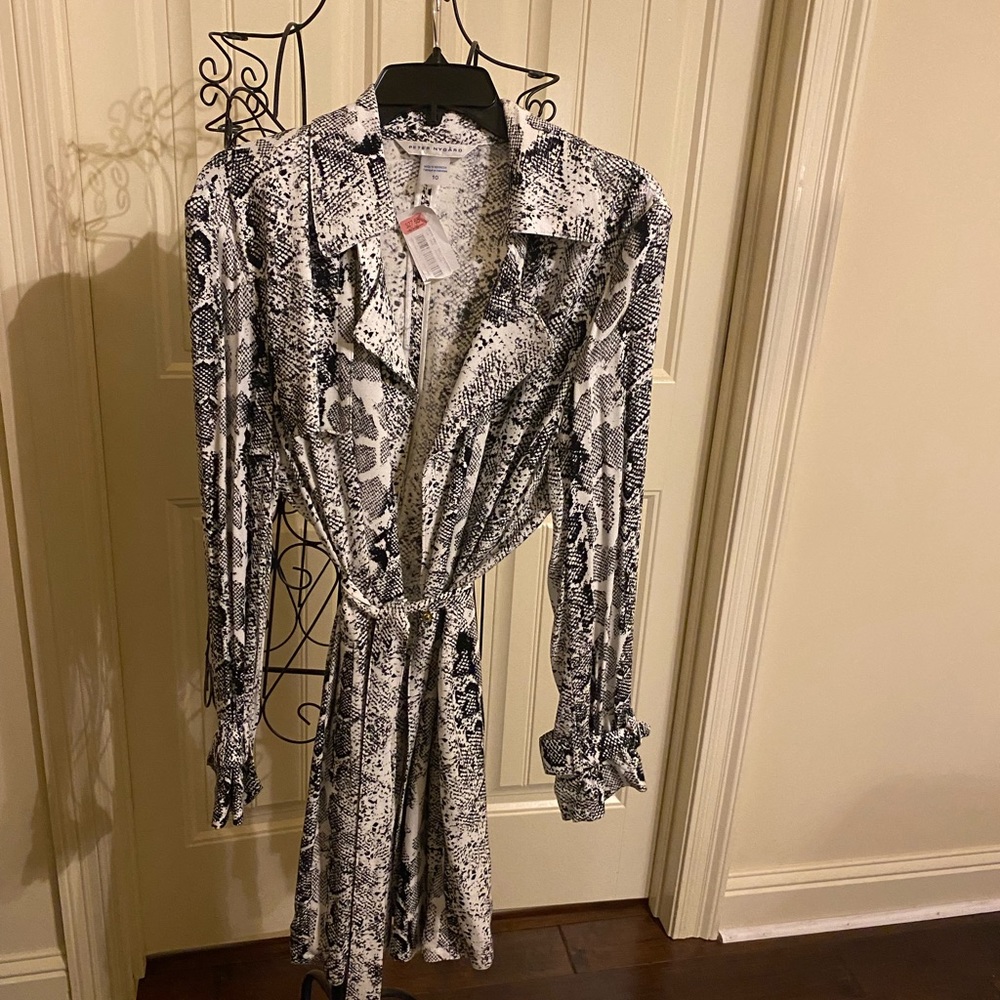 Light weight trench coat with belt.